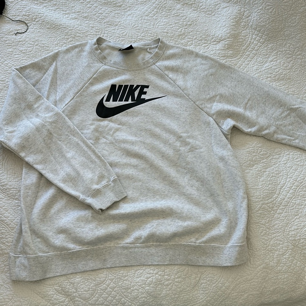 Heather grey oversized Nike women’s crewneck sweatshirt.